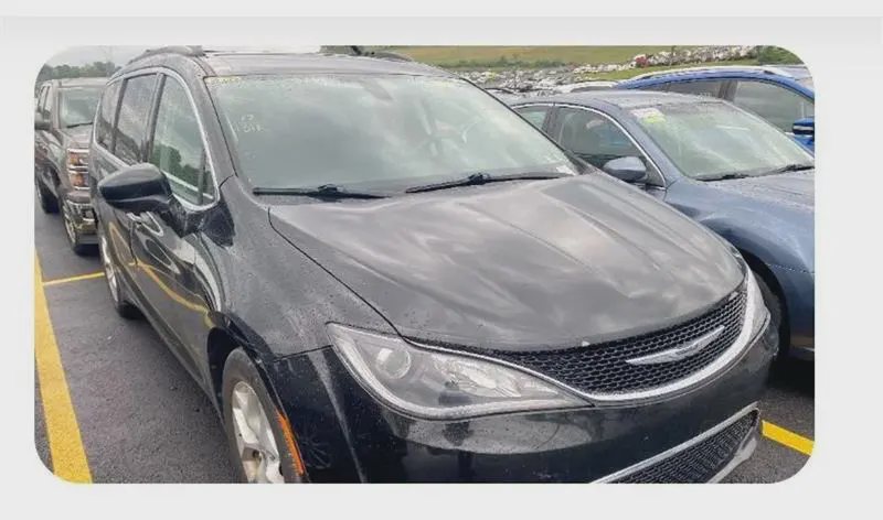 2017 Chrysler Pacifica, photo 2